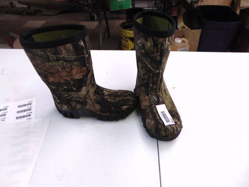 lot 2746 image: Magellan Insulated Muck Boots- Size 3 Youth