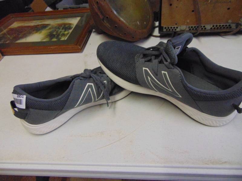 lot 2851 image: New Balance Tennis Shoe - Mens 13