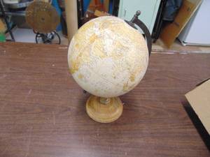 lot 2946 image: 10 Globe