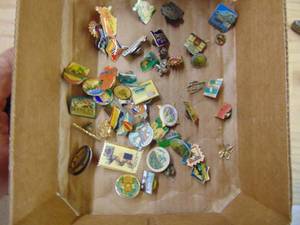 lot 2975 image: Miscellaneous Pins and Tie Tacks