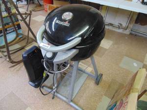 lot 3002 image: Electric CharBroil Grill