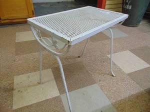 lot 3004 image: Small metal Side Table - Porch