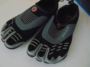 lot 3025 image: Body Glove - Toed Water Shoes - Mens 9