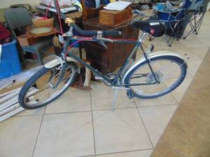 lot 3051 image: Schwinn 3 Speed Cruiser bike