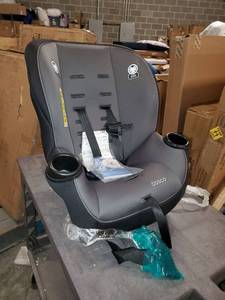 lot 3045 image: Cosco Car Seat