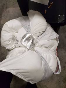 lot 7837 image: White comforter