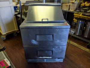 lot 5019 image: True TFP-32-12M-D-2 SandwichSalad Prep Table w Refrigerated Base On Casters