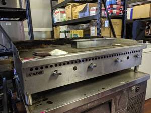 lot 5021 image: Vulcan VCRG48-M1 Natural Gas Countertop Griddle with Manual Controls - 100,000 BTU