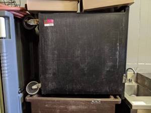 lot 5027 image: Cambro Ice Bin 42108 R Lid Missing.