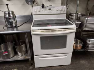 lot 5036 image: Frigidaire Oven