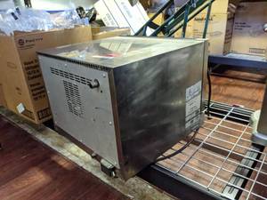 lot 5118 image: Cadco OV-023P Half-Size Countertop Convection Oven