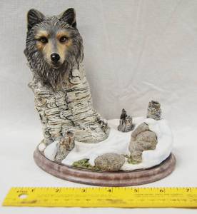 lot 2877 image: Wolf Decor.         Very Pretty