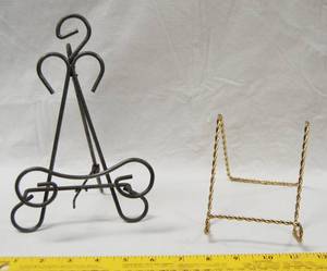 lot 2909 image: 2 Plate or Picture Stands