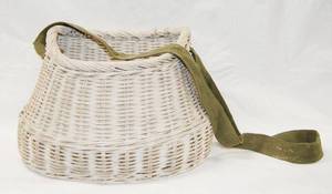 lot 2922 image: White Wicker Basket w Handle