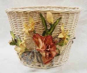 lot 2923 image: White Wicker Flower Basket     Could Be Used as a Trash Can or Put a Beautiful Plant in it