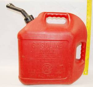 lot 2941 image: Blitz, 5 Gallon Gasoline Holder