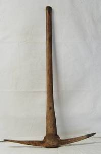 lot 2943 image: Vintage Wooden Handled Pick