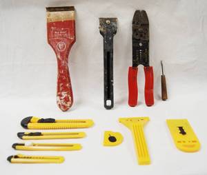 lot 4527 image: Lot of Paint Scrapers, Wire Cutters, and Utility Knifes