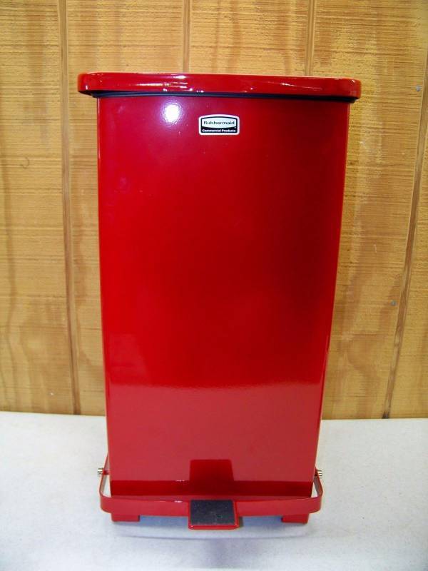 lot 1058 image: Rubbermaid Commercial 12 Gallon Step-On Can