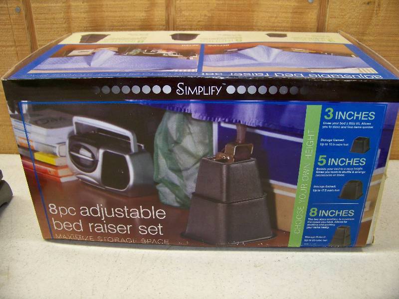 lot 1076 image: 8 Piece Adjustable Bed Risers