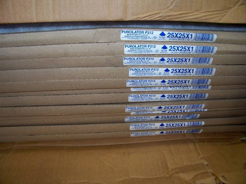 lot 1114 image: Case of 12 Purolator Filters