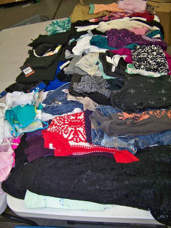 lot 1183 image: 85 Pieces Womens and Juniors Clothing