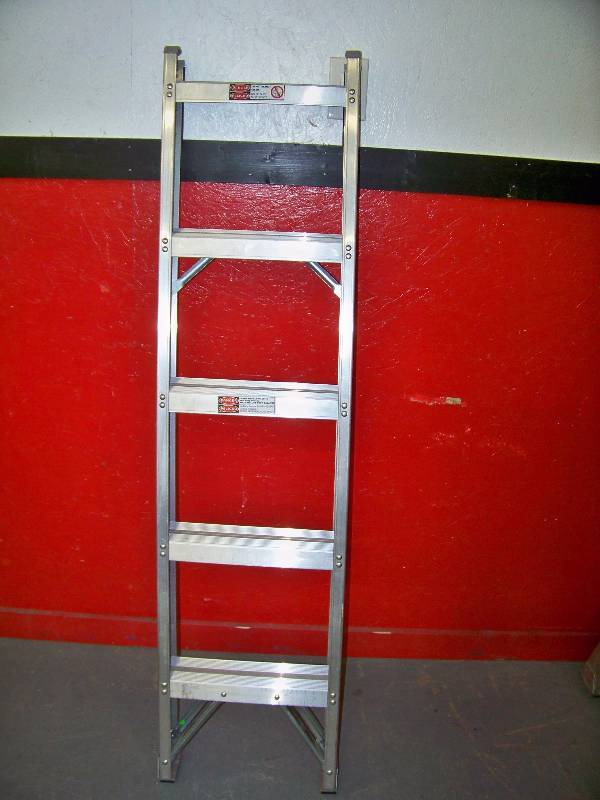 lot 1375 image: 5 Aluminum Louisville Ladder