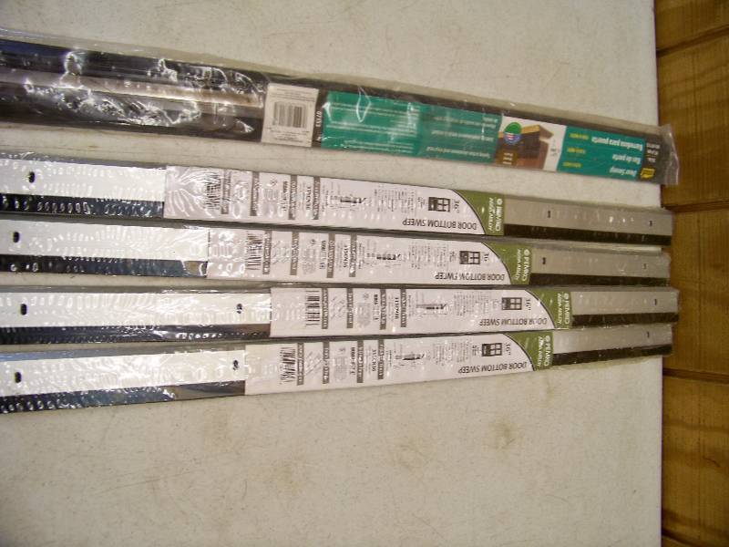 lot 1392 image: 5 Door Sweeps