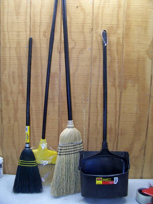 lot 1407 image: Brooms and Dustpan