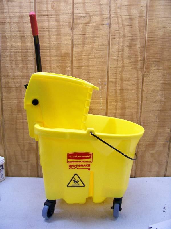 lot 1434 image: Rubbermaid Wave Brake Mop Bucket