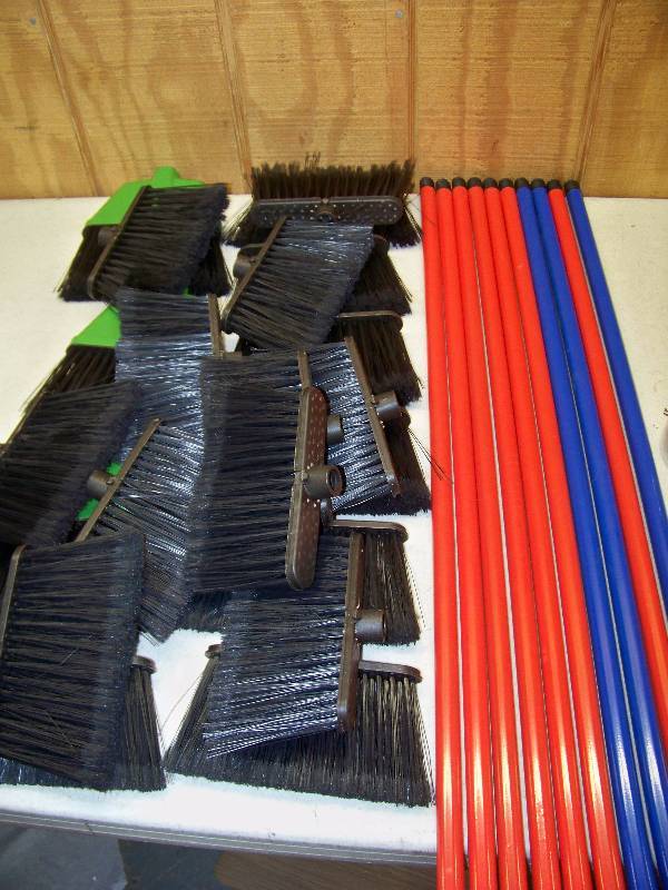 lot 1439 image: Brooms