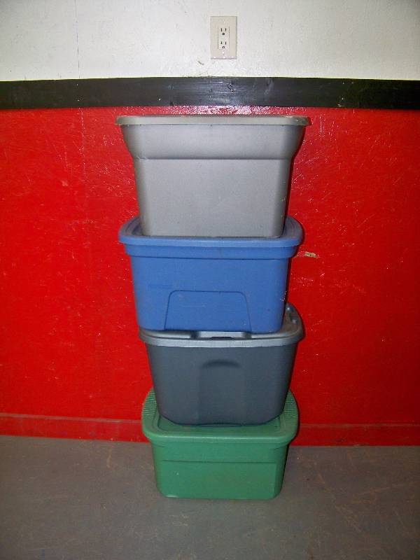 lot 1447 image: 4 10 Gallon Storage Totes