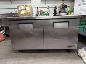 lot 3551 image: True Refrigerated Prep Table TSSU-60-16