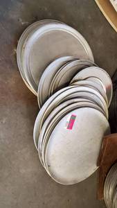 lot 3531 image: Various Sizes Of Pizza Pans