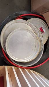 lot 3533 image: Pizza Pans - Various Sizes