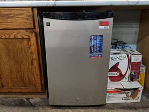 lot 8502 image: GE Mini Fridge SMR04DASACS