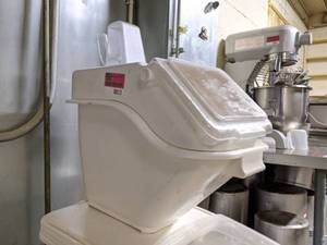 lot 8513 image: Winco Ingredient Bin IB-5S