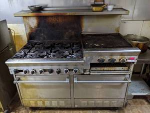 lot 8535 image: 6 Range Burner Oven With Griddle