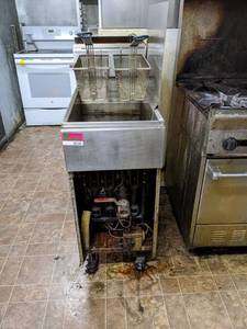 lot 8540 image: Gas Fryer, Buyer Responsible For Removal