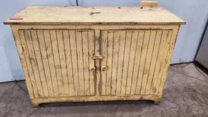 lot 8578 image: Chic TV Console