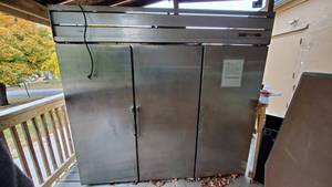 lot 8582 image: 3 Door Cooler TMS-80