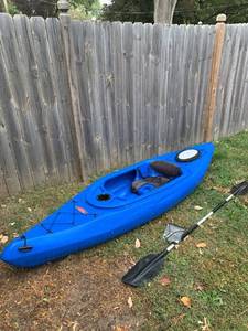 lot 99 image: Viper 10 Foot 4 Inch Kayak With Paddle