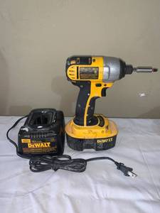 lot 4567 image: Dewalt DC825 18V Impact Driver With Battery and Charger Works