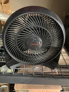 lot 4615 image: Honeywell 12 Inch 3 Speed Fan Works Location A3