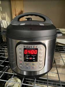 lot 4621 image: Instant Pot Electric Pressure Cooker 6 Quart Location A4