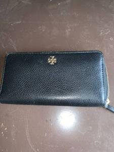 lot 4672 image: Tory Burch Leather Wallet Location B2