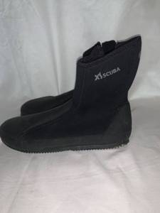 lot 4705 image: Size 10 Neoprene Scuba Shoes Location C1