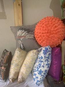 lot 4735 image: Lot of 7 Pillows Location B3
