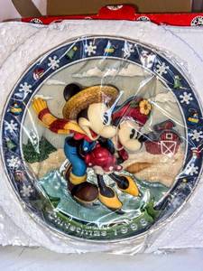 lot 5055 image: Enesco Corporation Disneys Mickey and Minnie Mouse Plaque Dated 1998
