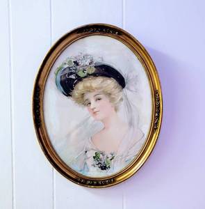 lot 5028 image: VintageAntique Oval Framed Portrait of a Woman 12 x 15.5